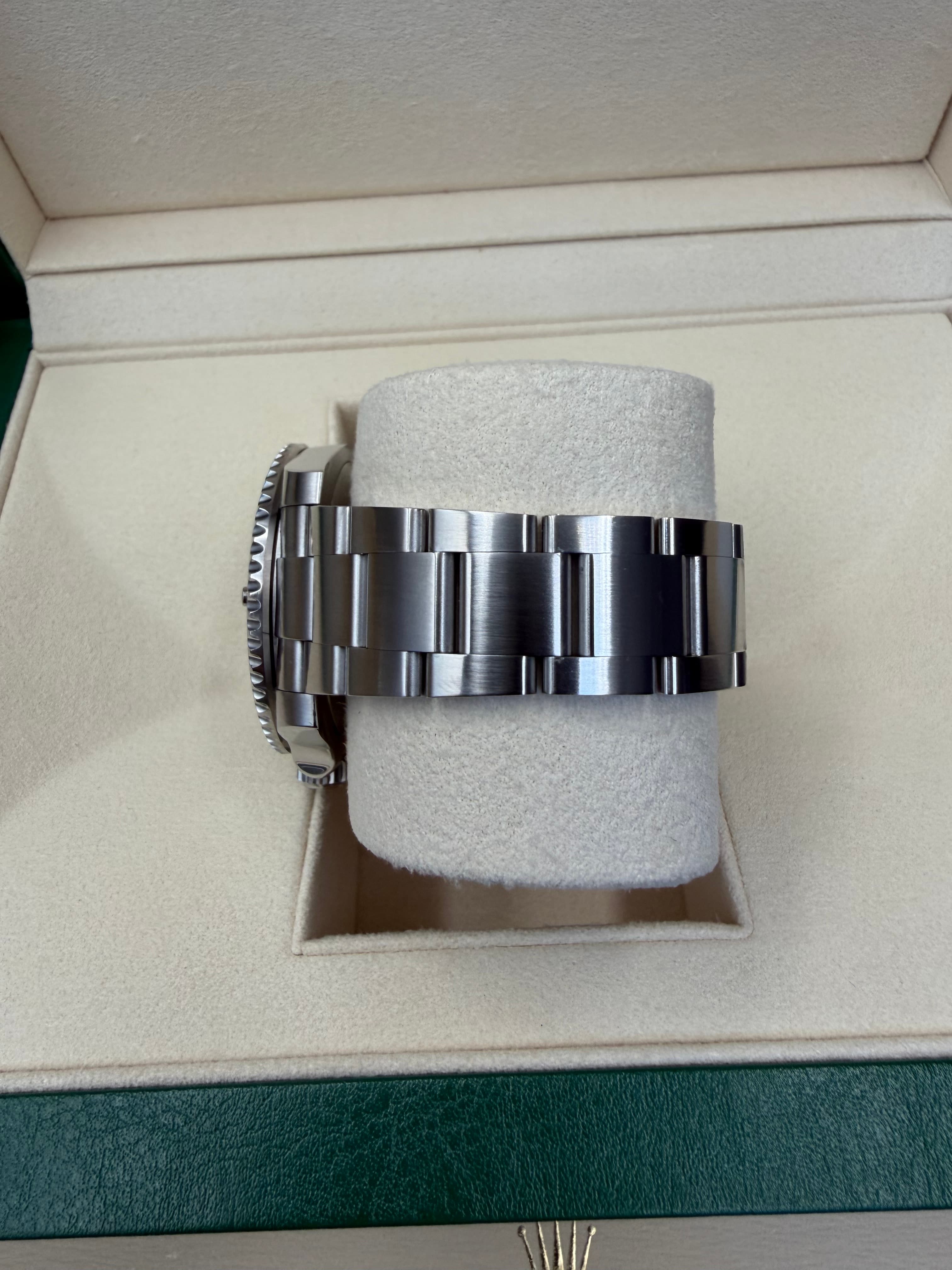 Rolex Submariner Date - view 11