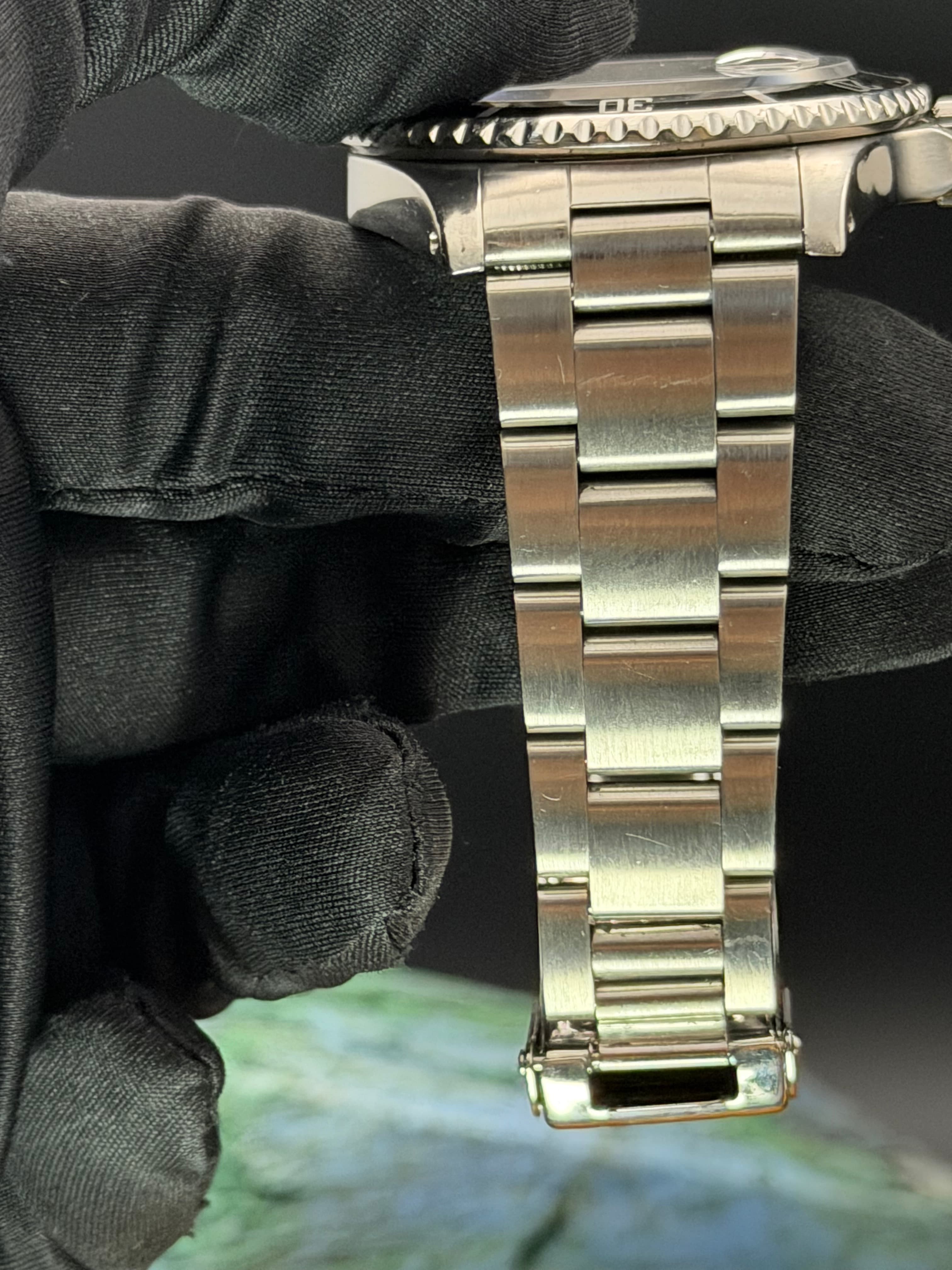 Rolex Submariner Date Black Dial - view 21